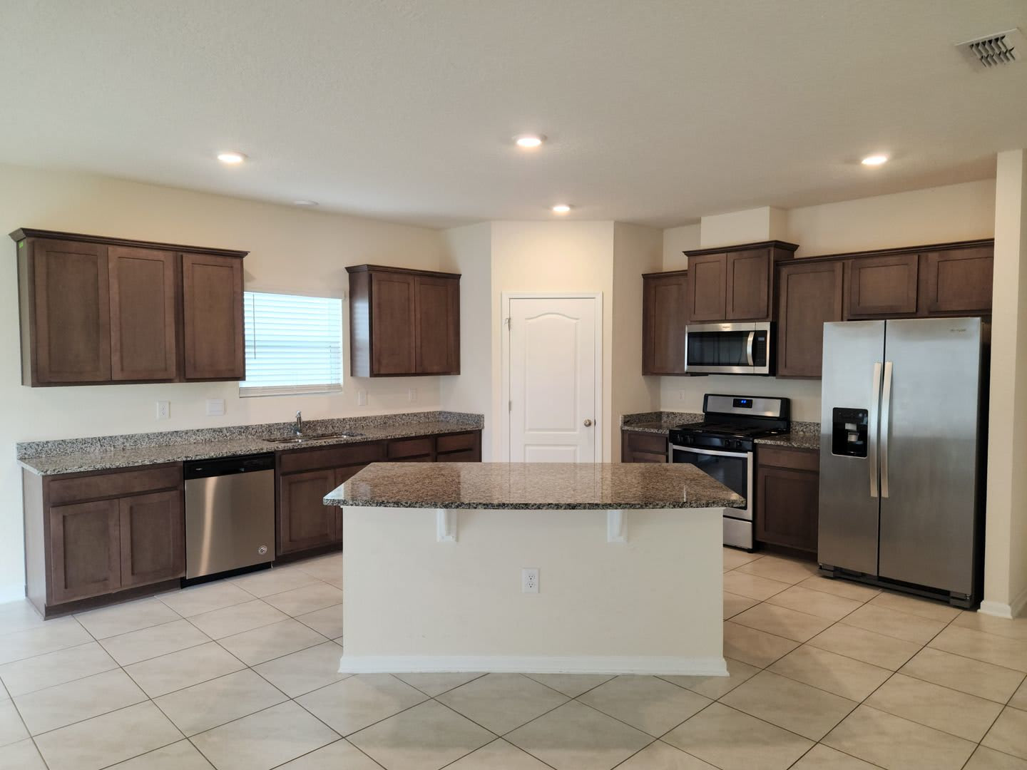 Perfect Location And Practically New – photo 3