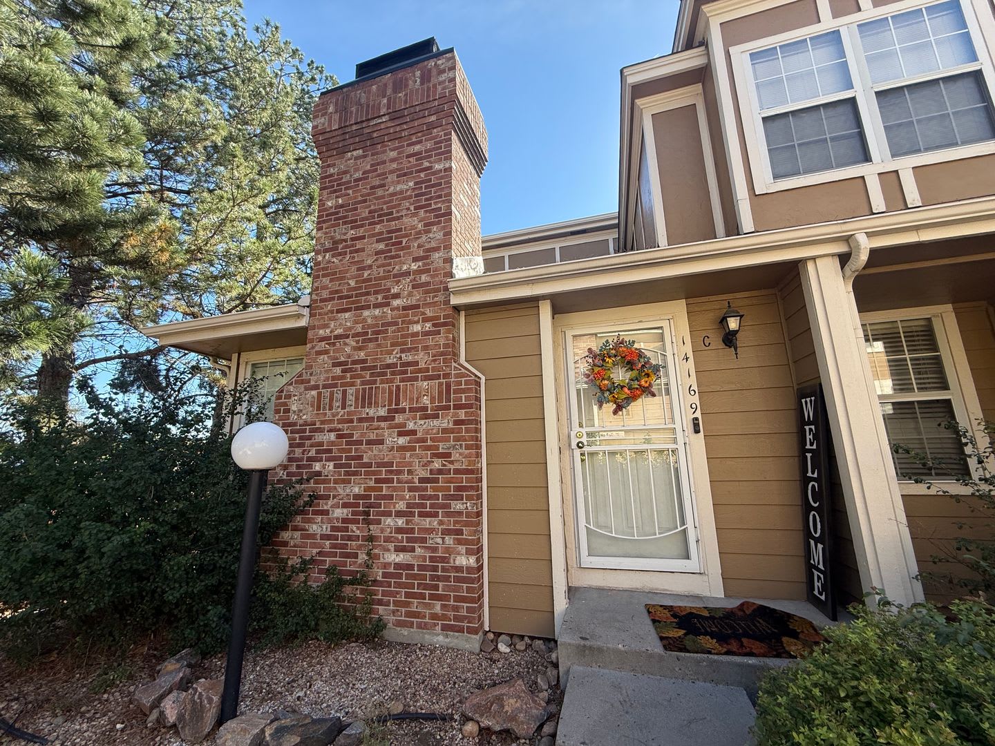 Charming 2-Bedroom Townhome with Vaulted Ceilings in Aurora – photo 1