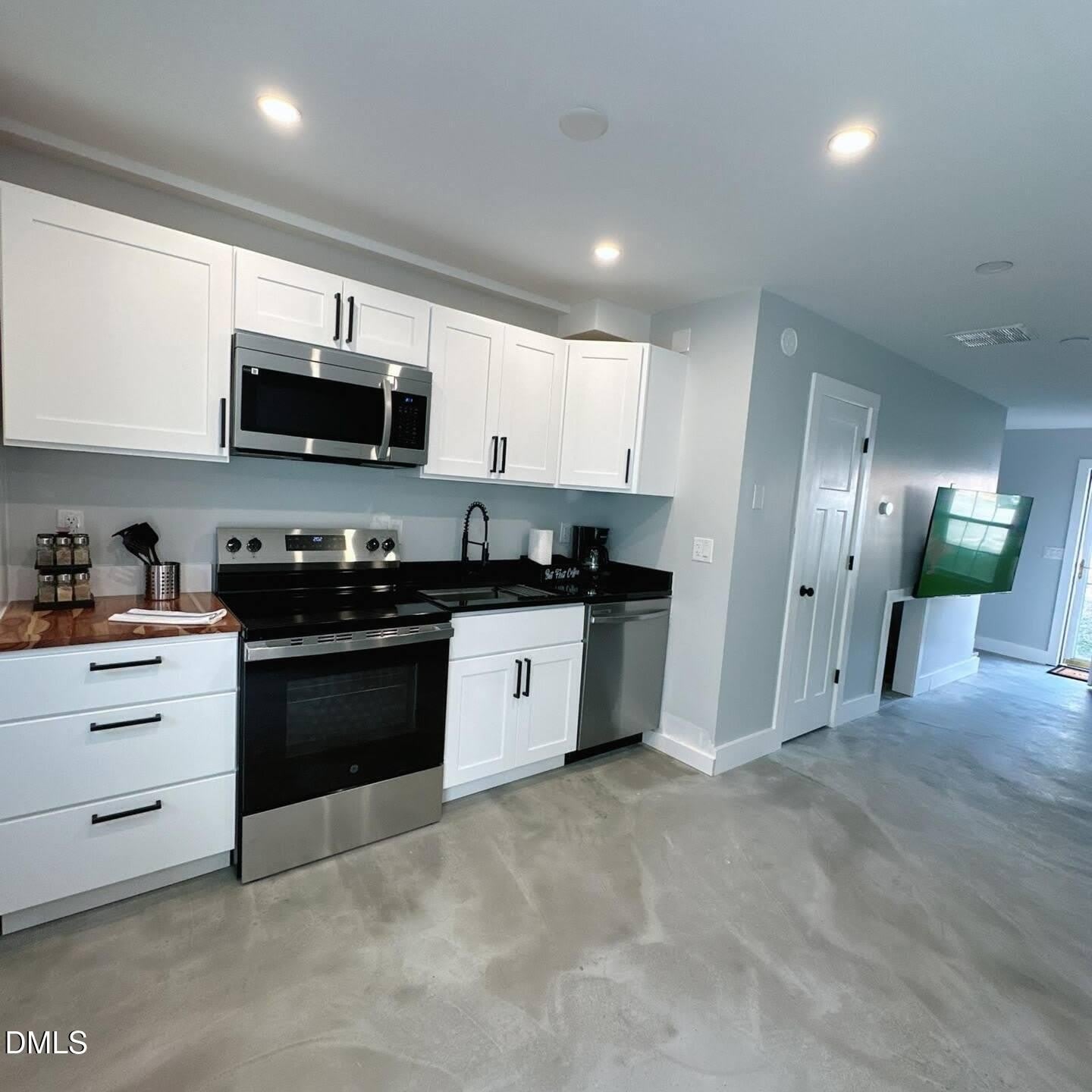 114 Chaucer Court – photo 5