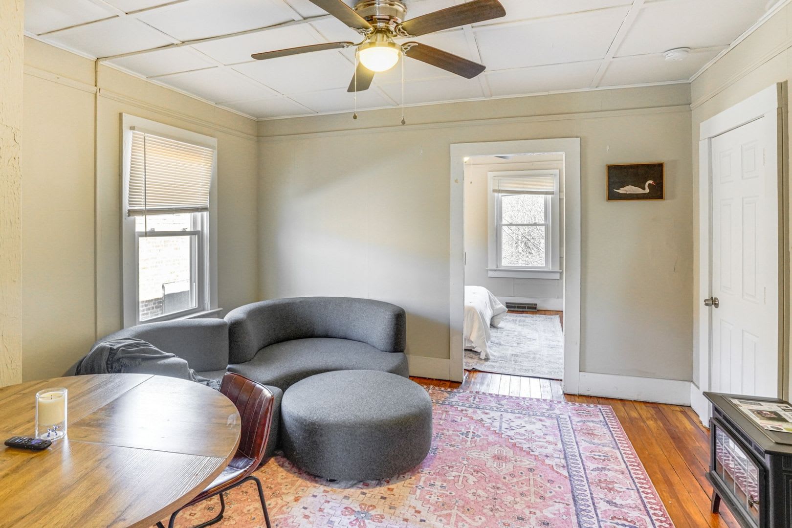 Renovated 2 Bedroom + Den w/ Private Garden Access – photo 3