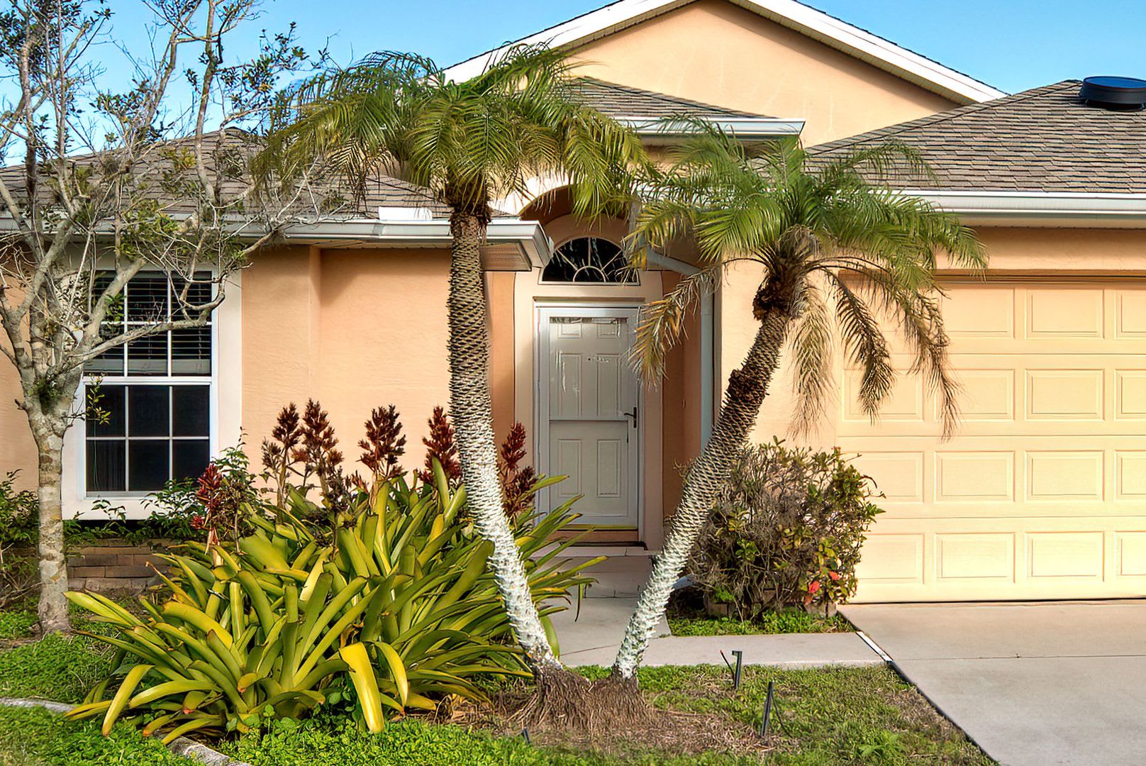 3BR/2BA/2CG Single Family Home in Lakeside Plantation, North Port – photo 2