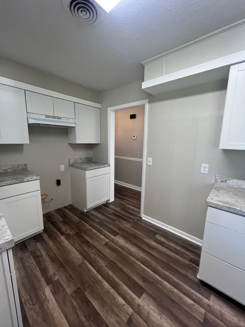 THIS JUST IN! Short Term Lease! Great Neighborhood! – photo 2