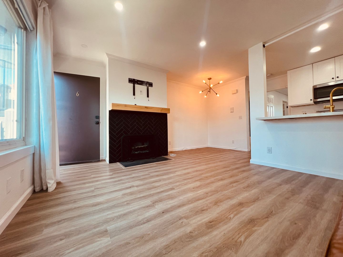 City Heights Fully Renovated One Bedroom Gated Condo with Garage – photo 5