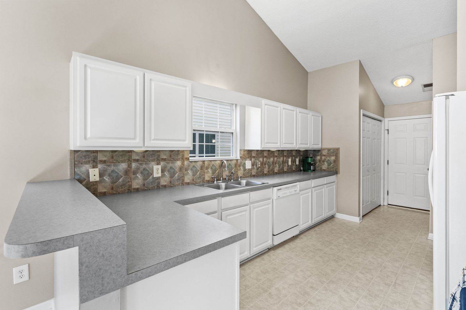 AvaIlable soon! Pet Friendly, Three-Bedroom Home In Southgate! Community Pool! – photo 5