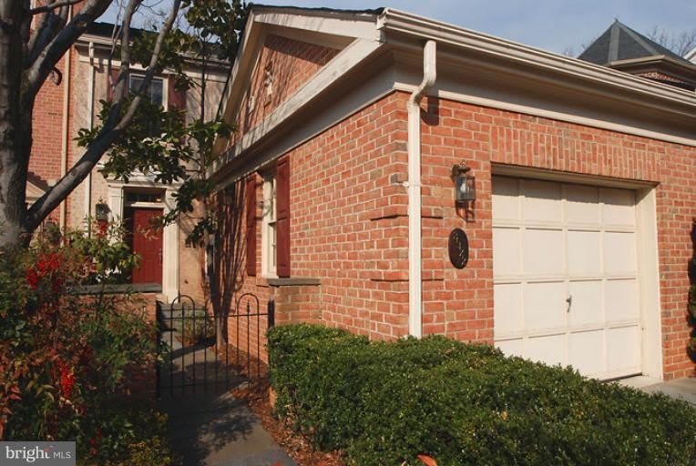 3922 HIGHWOOD Court NW – photo 1