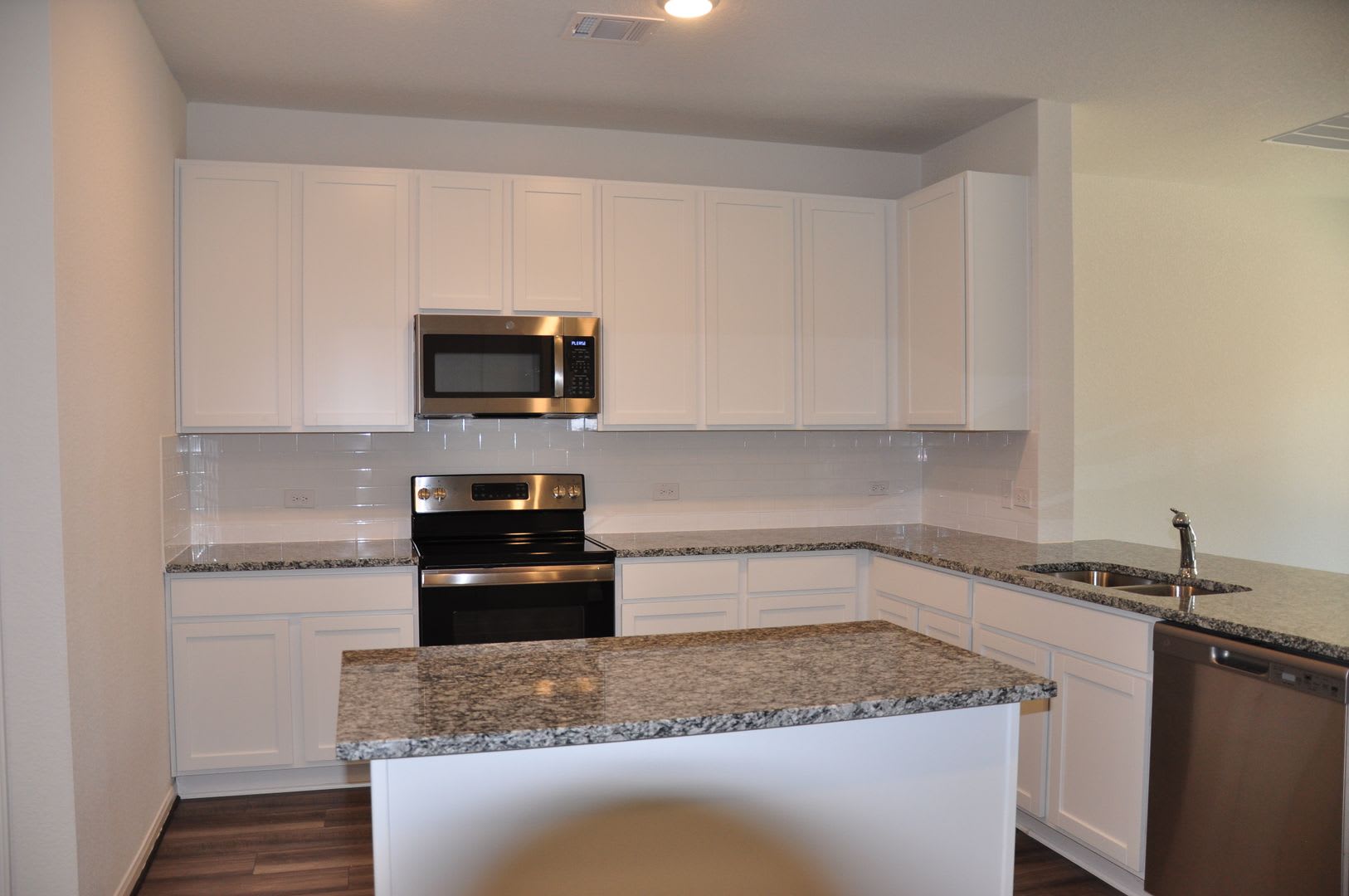 Brand New 3 Bedroom 2.5 Bath in Sonterra – photo 3