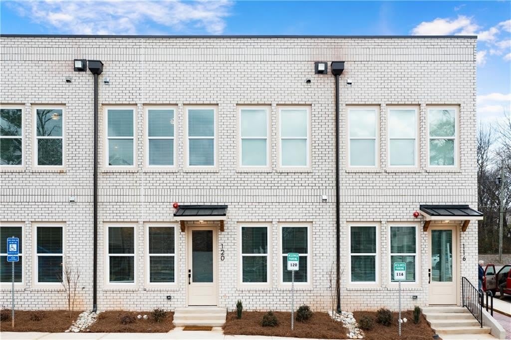 9040 Main Street – photo 2