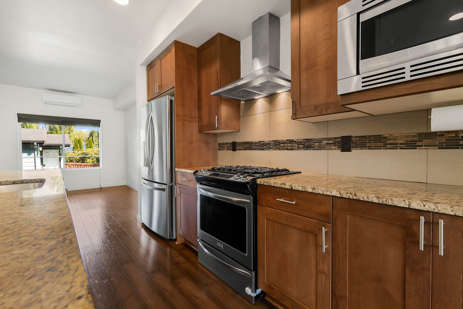 Stylish 2 Bedroom Columbia City Home with Designer Finishes & Private Yard – photo 4