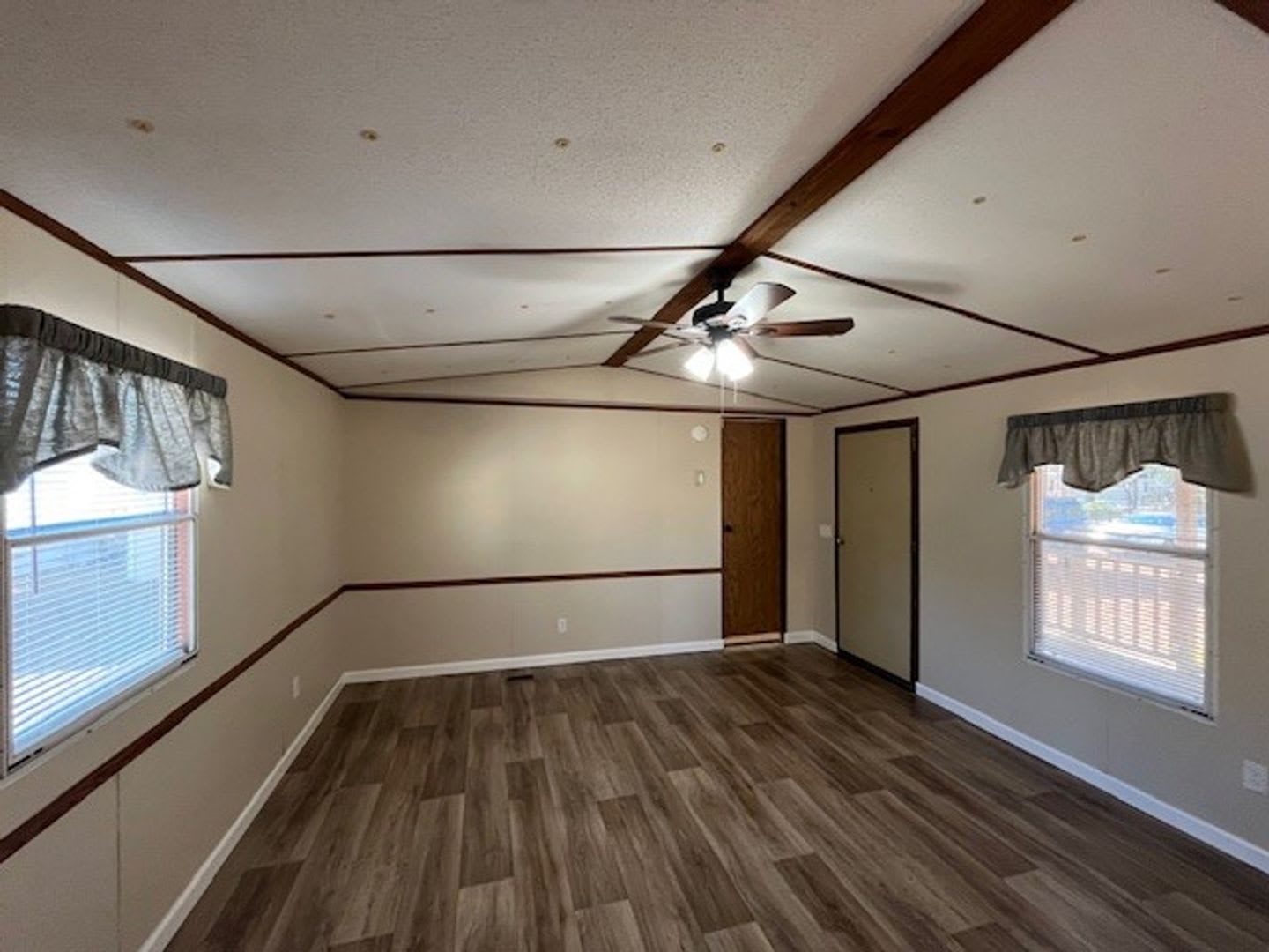 Welcome to this charming 2-bedroom, 1.5-bathroom home located in the desirable area of Leland, NC – photo 5