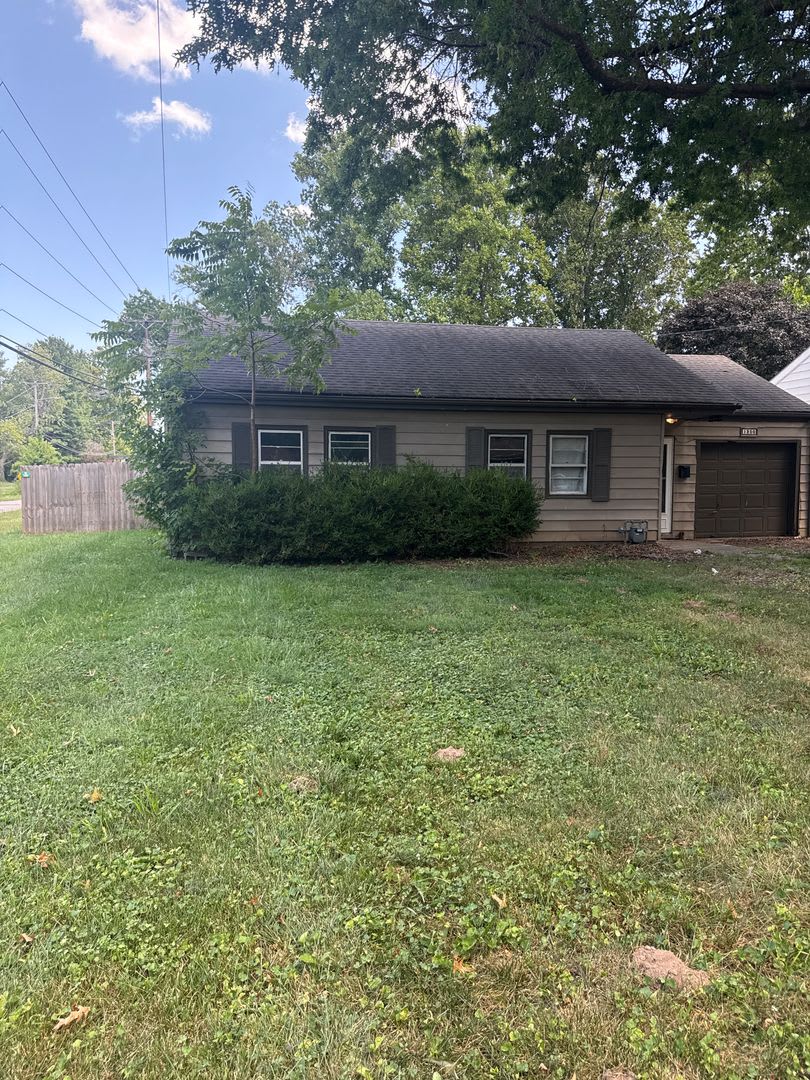 Two bedroom/One bath/one car garage/large shop in back – photo 1