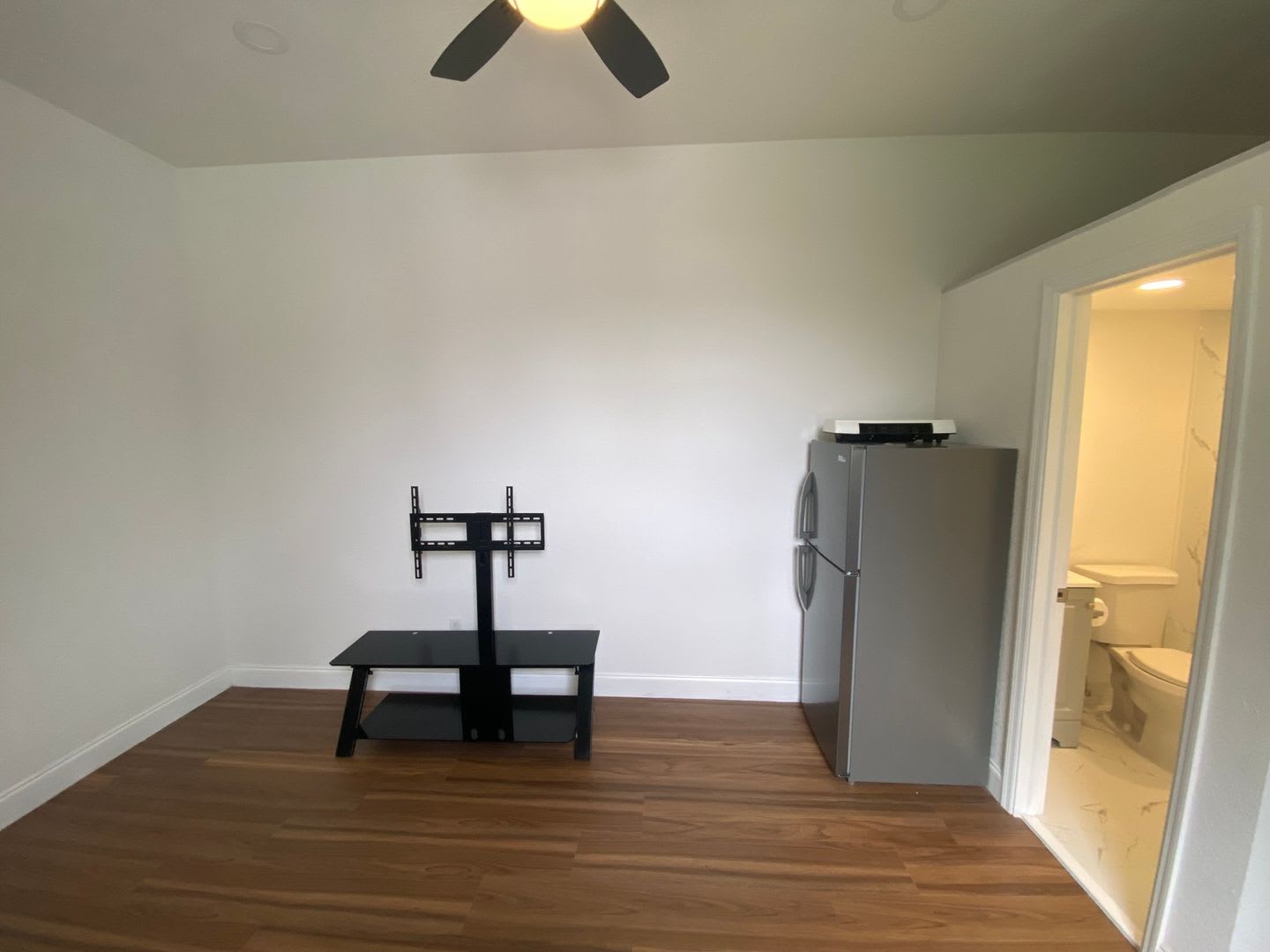 Recently Renovated Studio for One in Lantana – photo 4