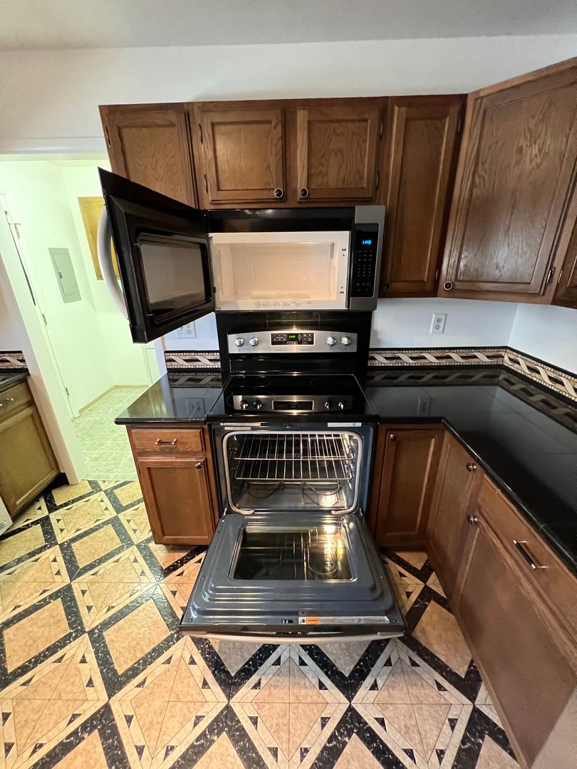 3 Bedroom 2 Bath House w/ Attached 2 Car Garage & Many Amenities – photo 2