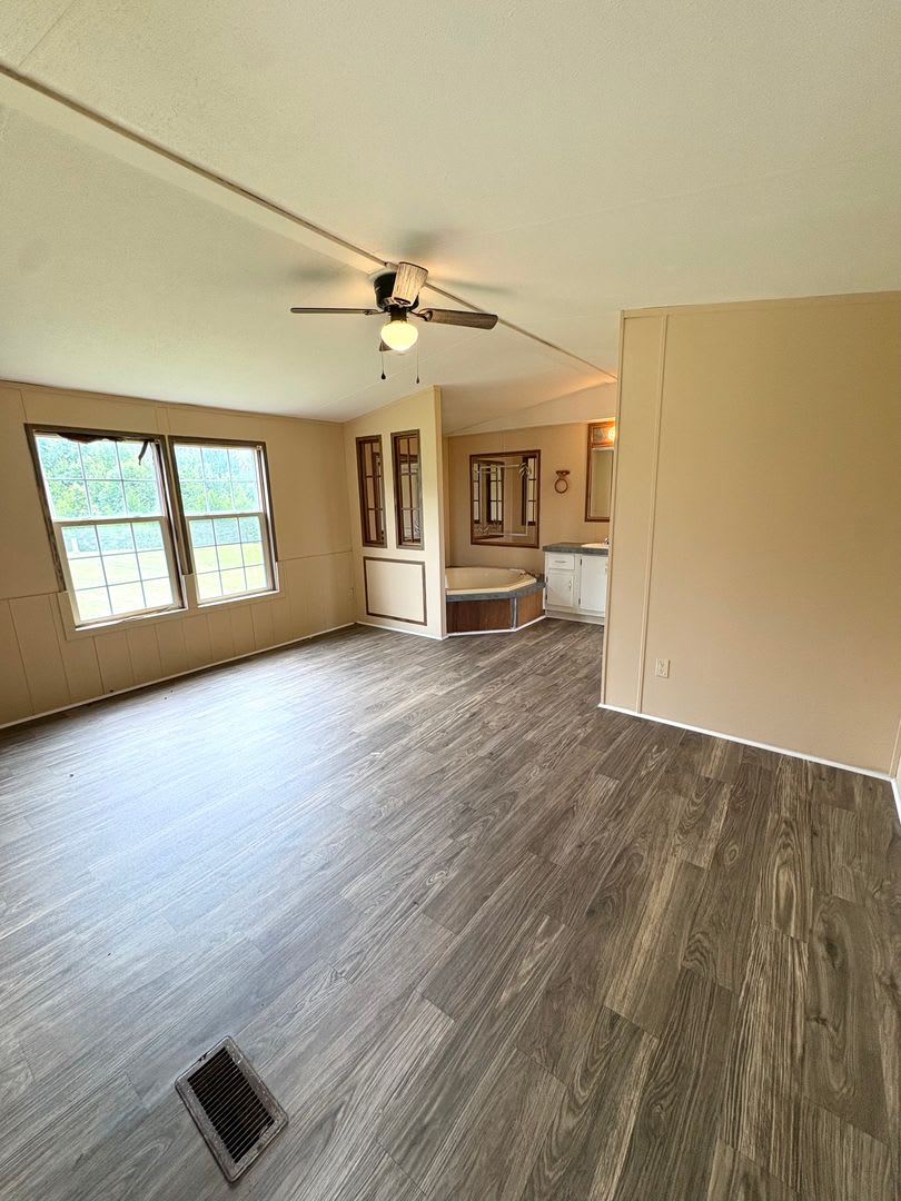 Spacious 3-Bedroom Home with 2 Baths in Park City – photo 4