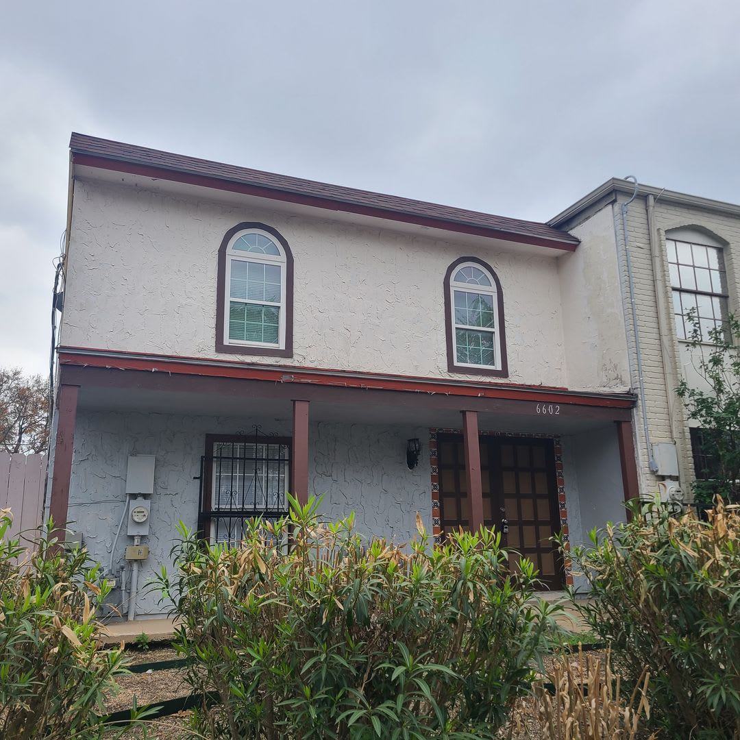 Spacious 2 BR/2.5 bath townhome near the Medical Center w/a fenced in yard! – photo 2