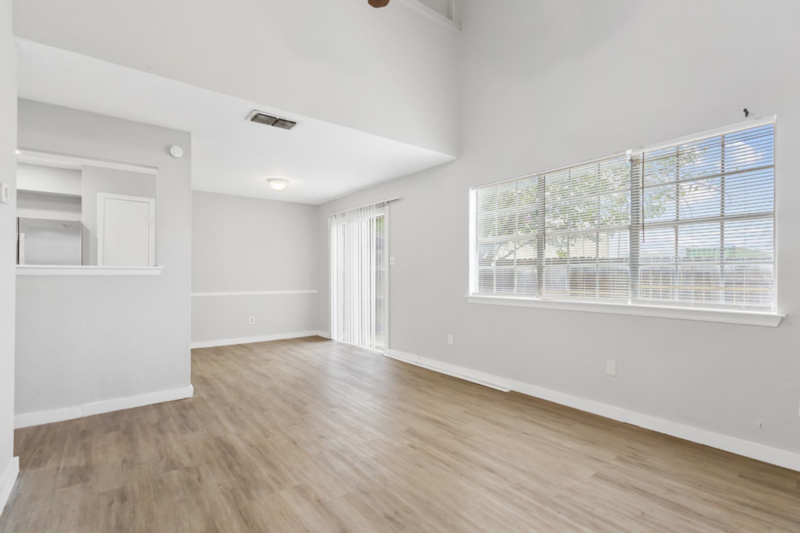 Interior freshly painted-3 Bedroom Fourplex Unit with Private Backyard – photo 5