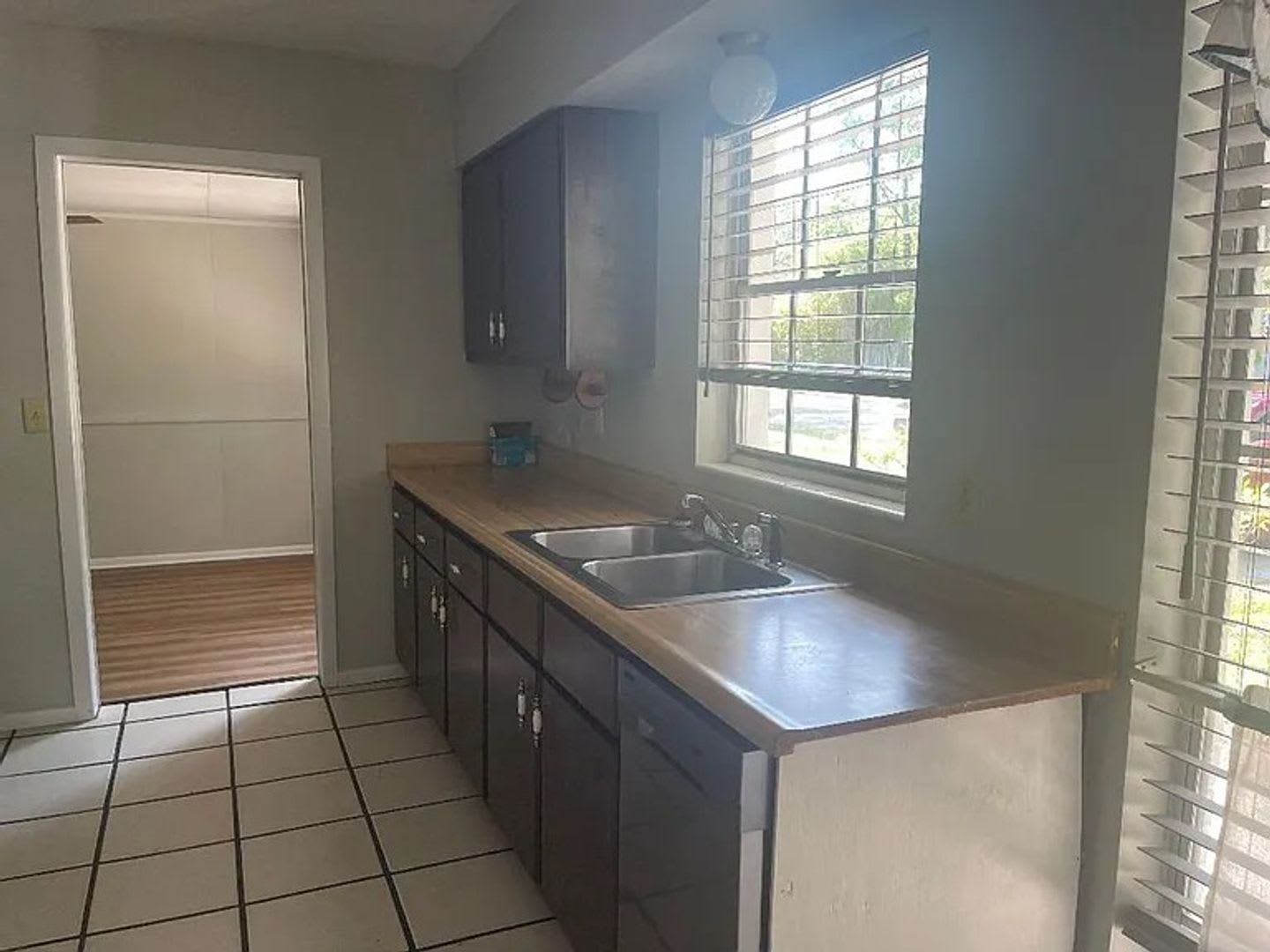 Charming 3-bed/1-bath single-family home available now! – photo 5