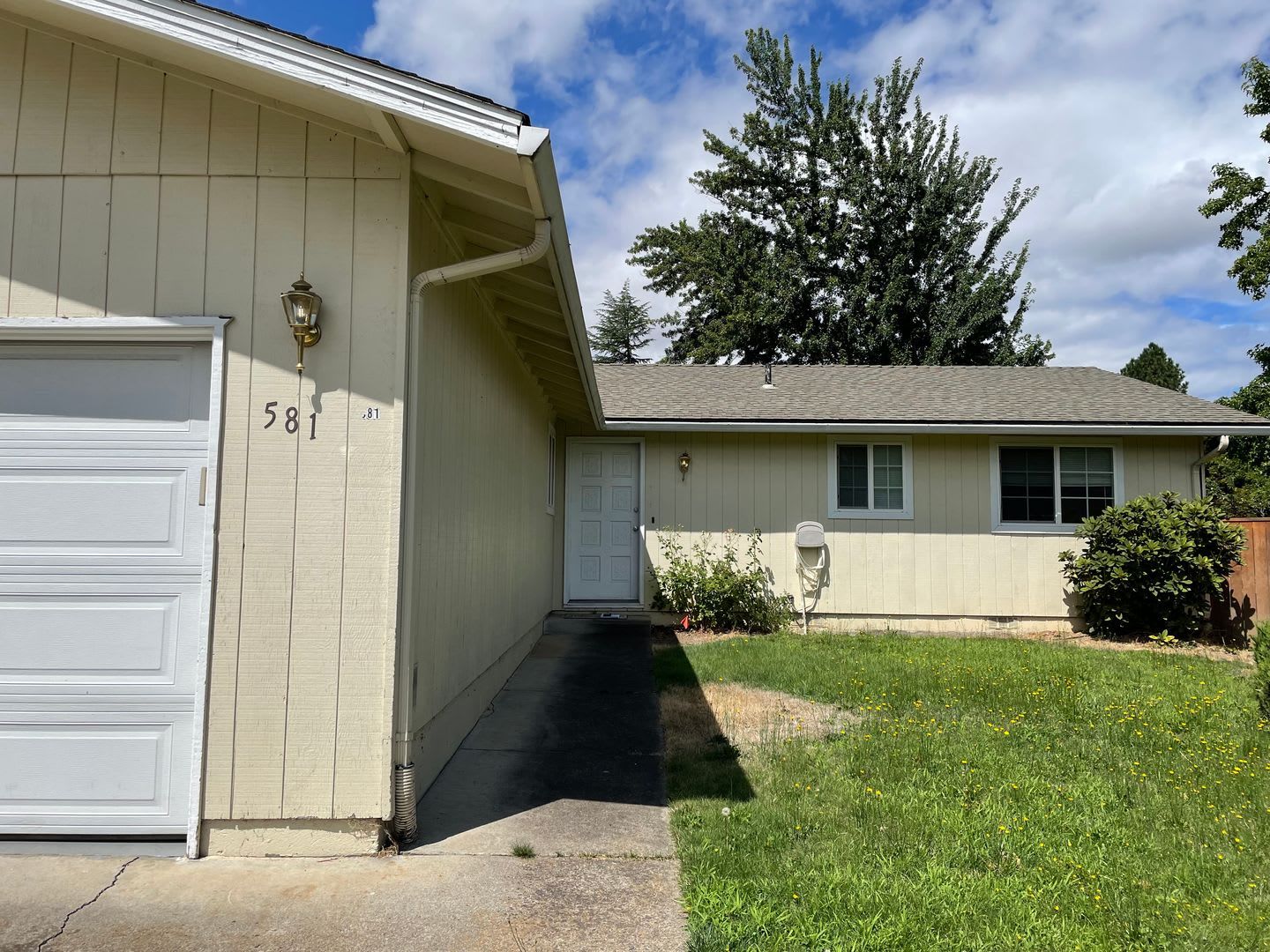Very Nice 3 Bedroom 2 bath Home-Fully fenced Back Yard-East Medford – photo 1