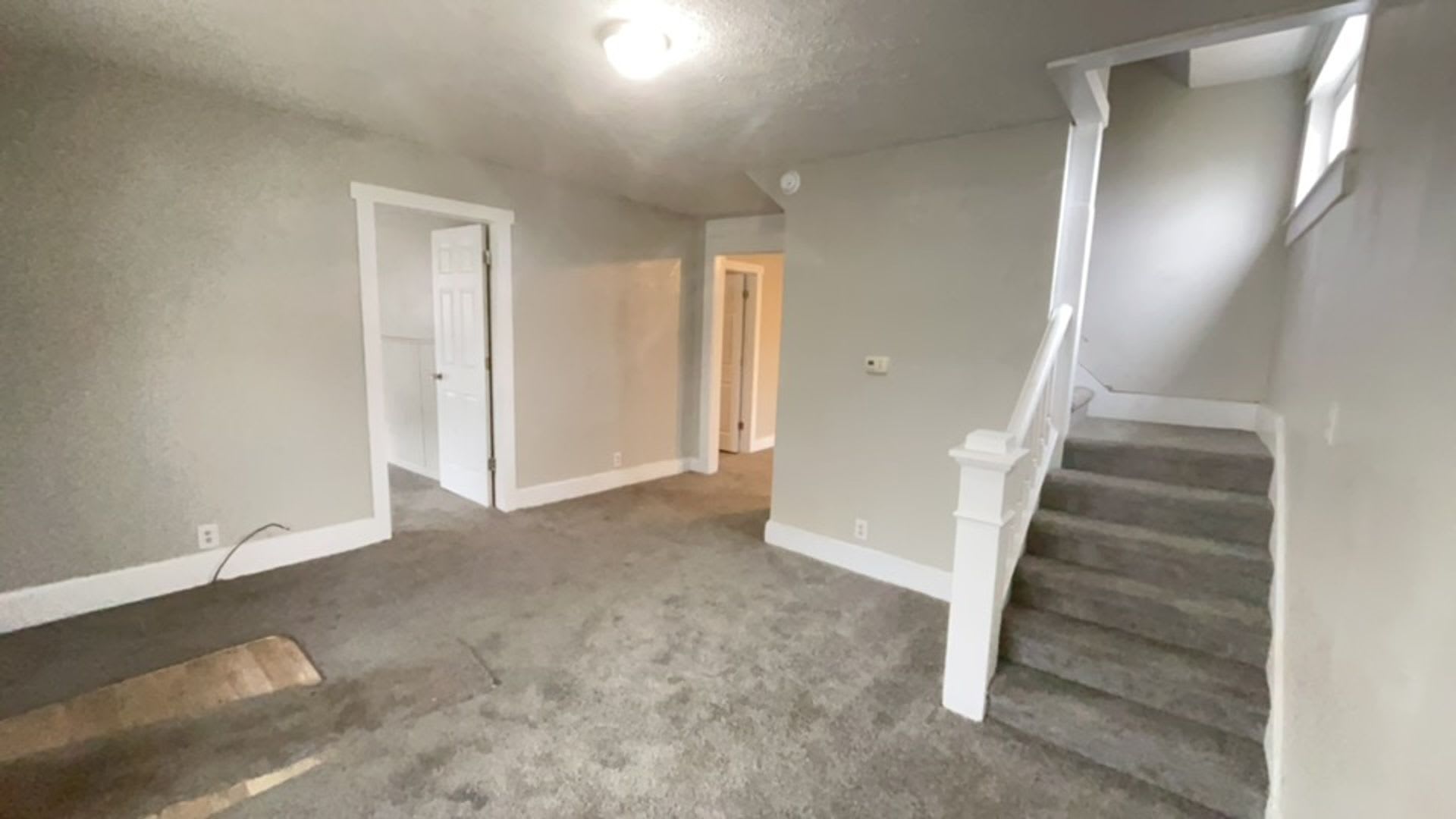 5 Bedroom 2 Bathroom Home! Large Front Porch! Nice backyard! – photo 3