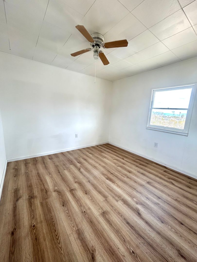 Eclectic 2 Bedroom 1 Bathroom Home – photo 2