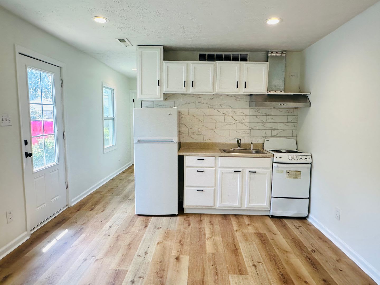Convenient 2 Br 1 Ba Duplex Unit With Shared Front Porch – photo 2