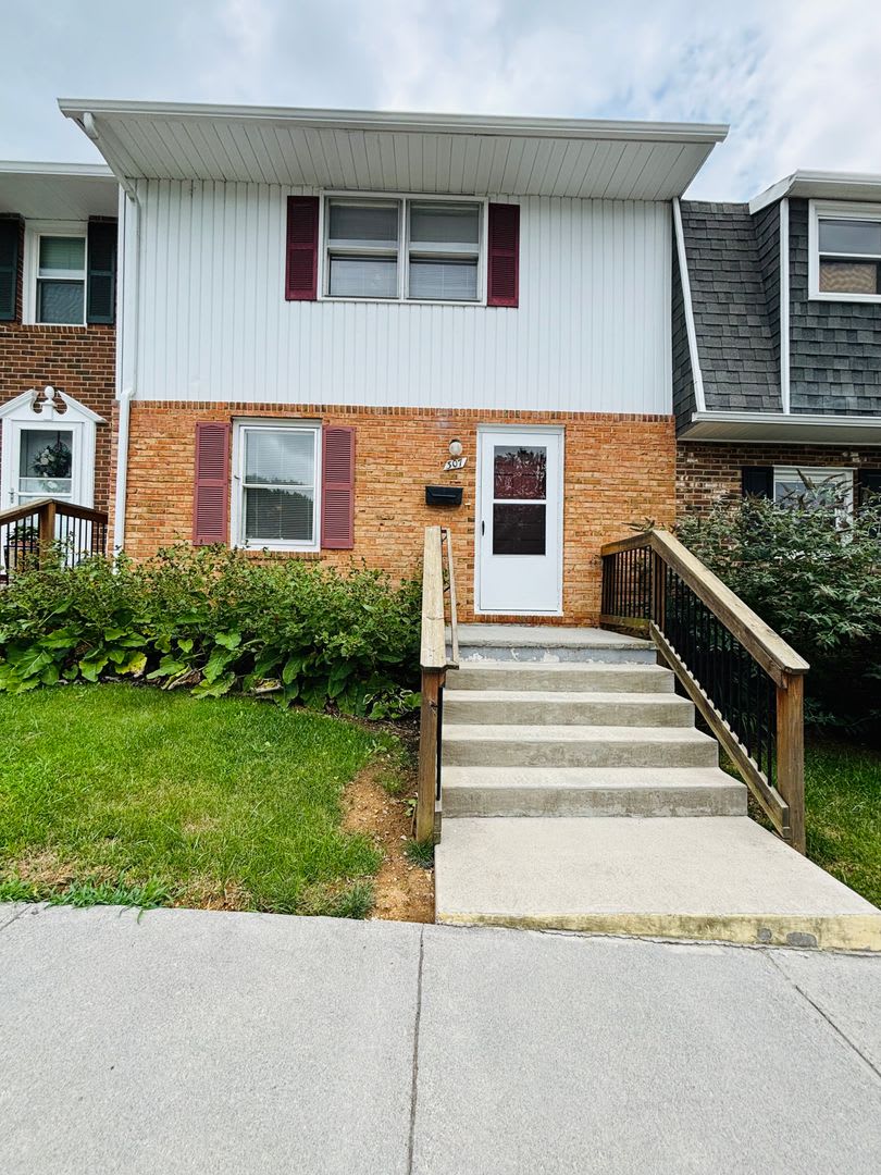 3 Bedroom 1.5 Bath Townhouse – photo 1