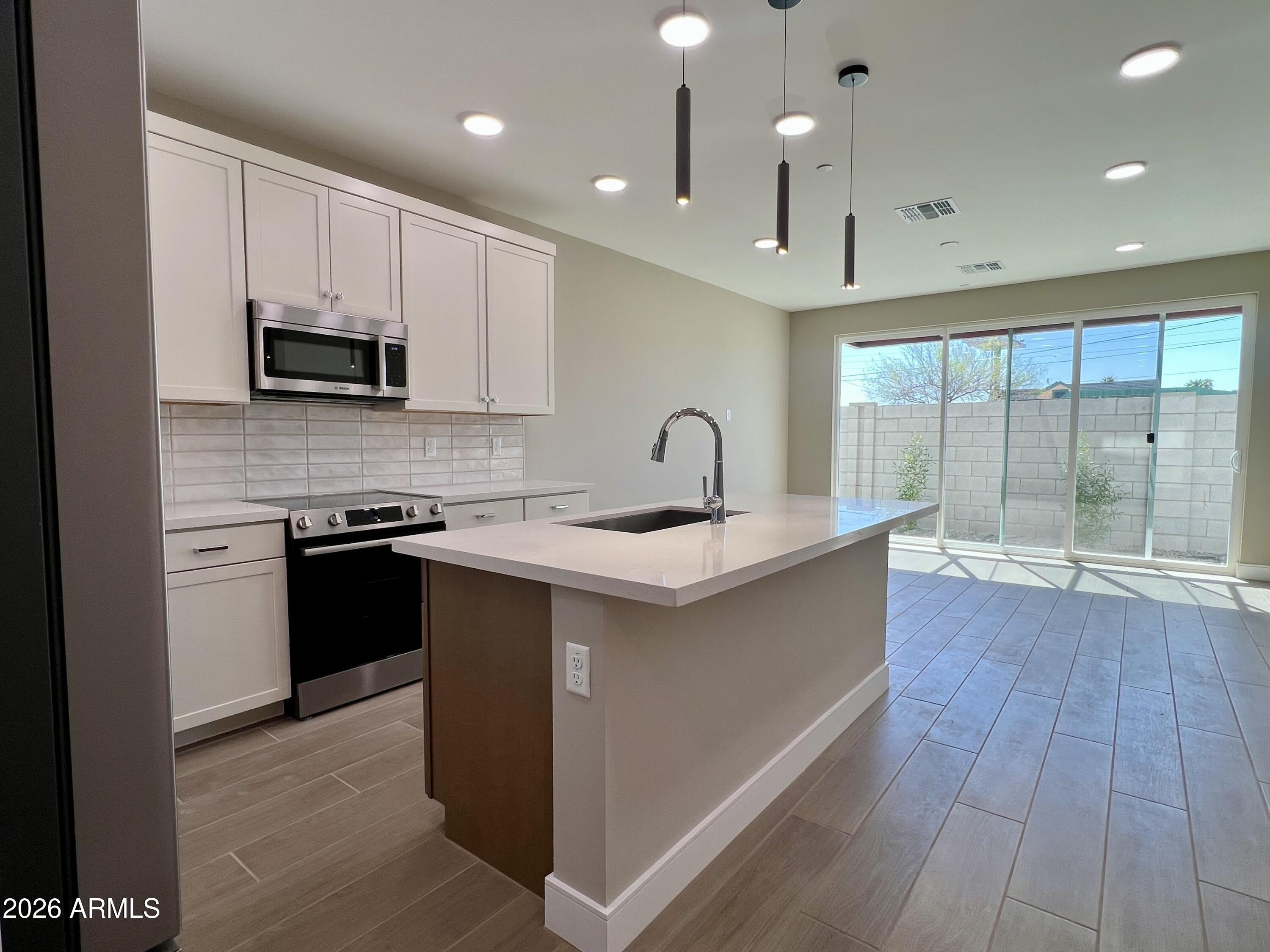 1015 E PASADENA Avenue – photo 2