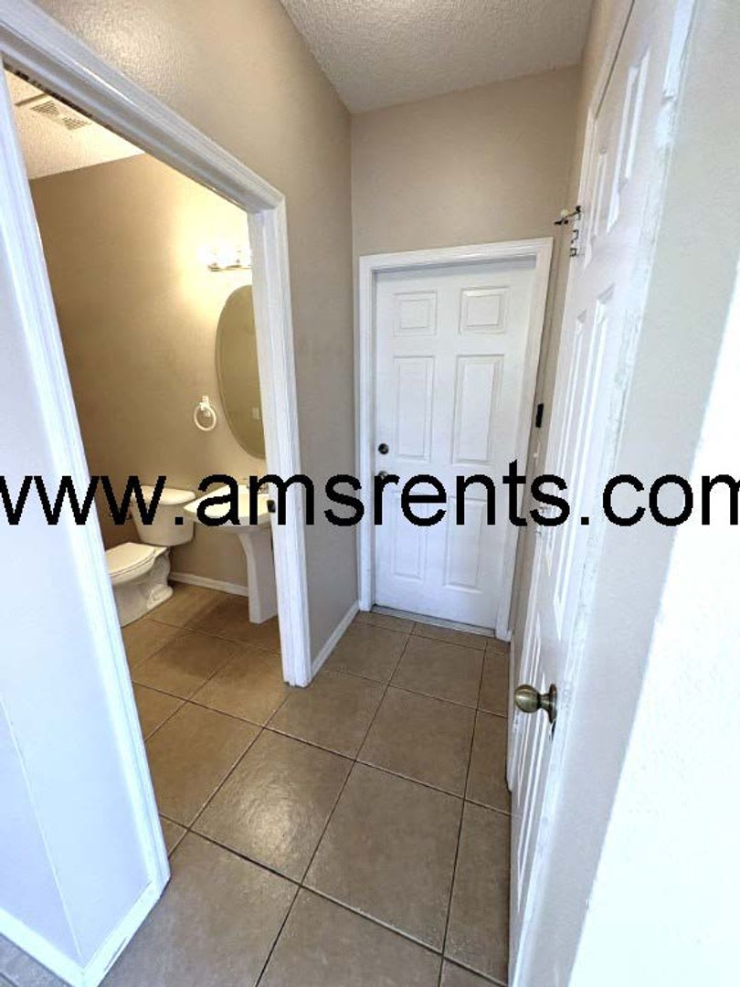 Spacious 3-bedroom 2.5 bath in Lakeside – photo 4