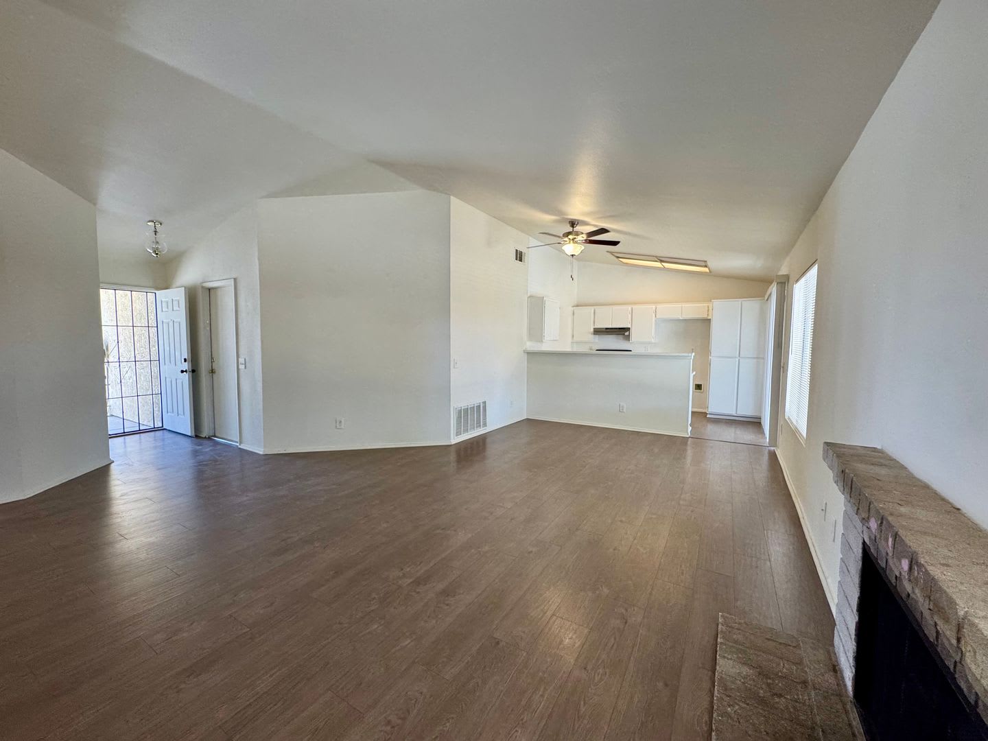Adelanto Home- 3 Bedrooms, 2 Bathrooms, Laminate Floors, Large Back Yard – photo 3