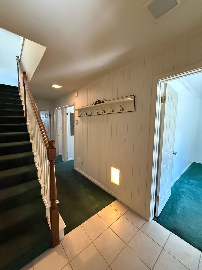 3 Bed 2 Bath Townhome With Vaulted Ceilings Private Balcony – photo 5