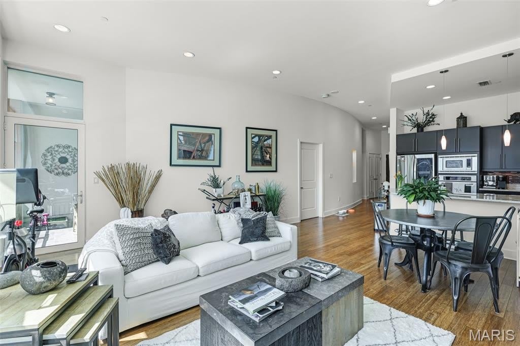 8025 Maryland Avenue – photo 3