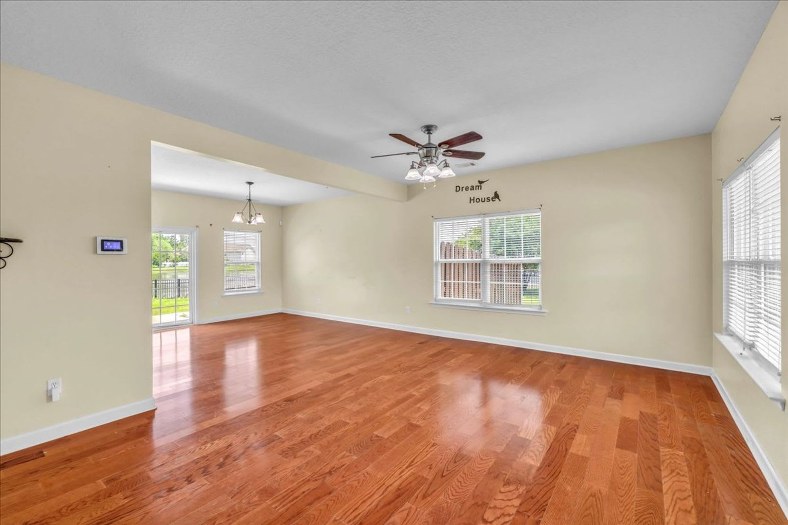 Spacious 4 Bed 2 5 Bath In White Oak – photo 4
