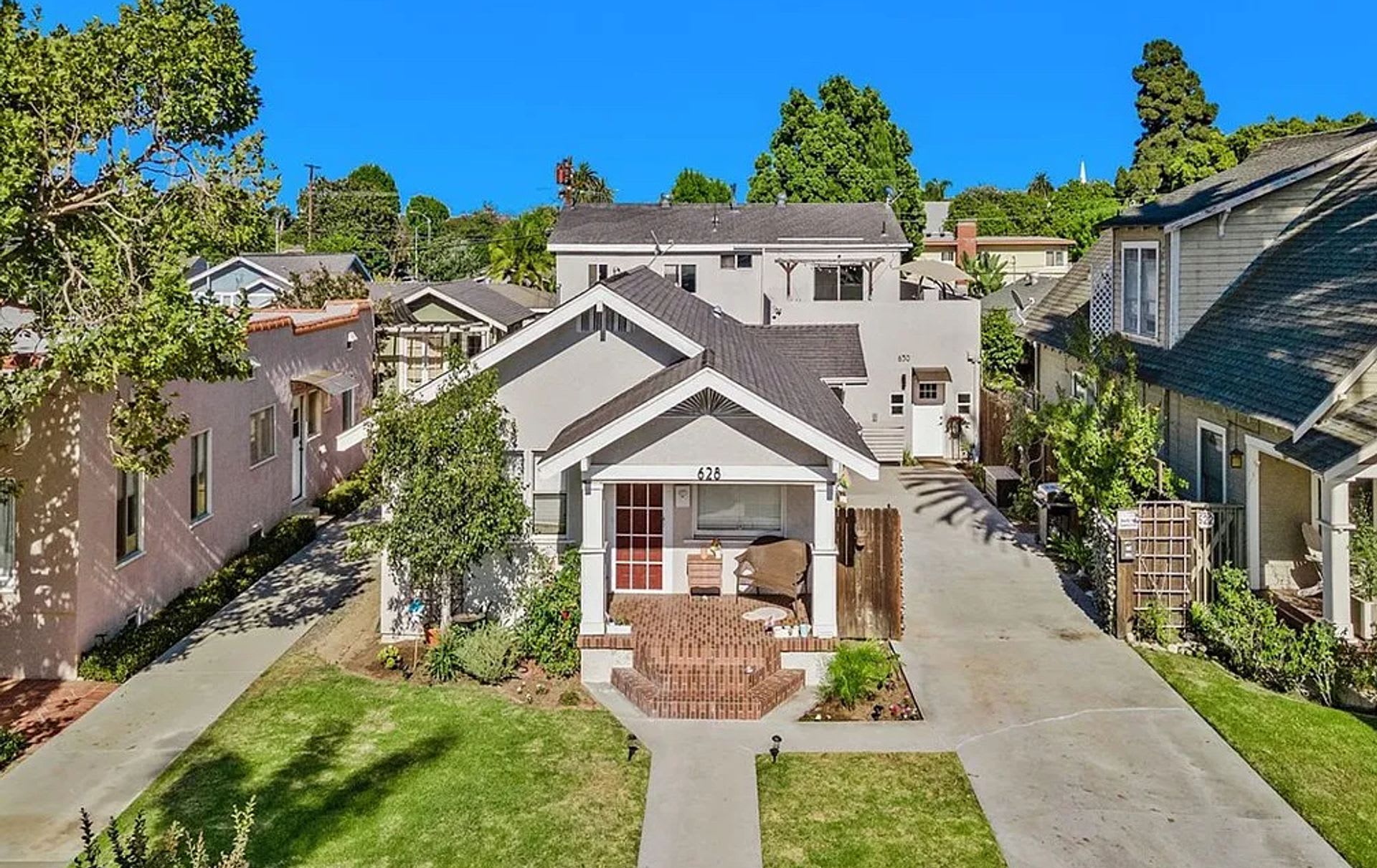 2BD/1BA Apartment in Belmont Heights – photo 1