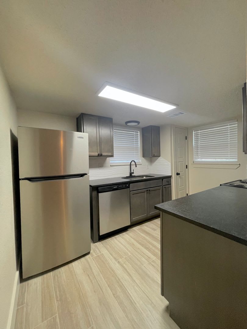 Location Location Location Beautifully Renovated In 2023 2 Bedroom 1 5 Bath 1 Car Garage With Garage Door Opener – photo 4