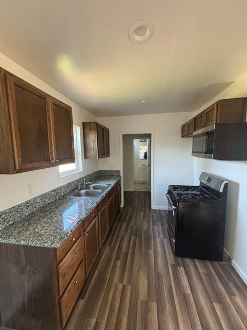 Charming 2 Bedroom, 1 Bathroom Home with Garage & Large Backyard – Available Now! – photo 2