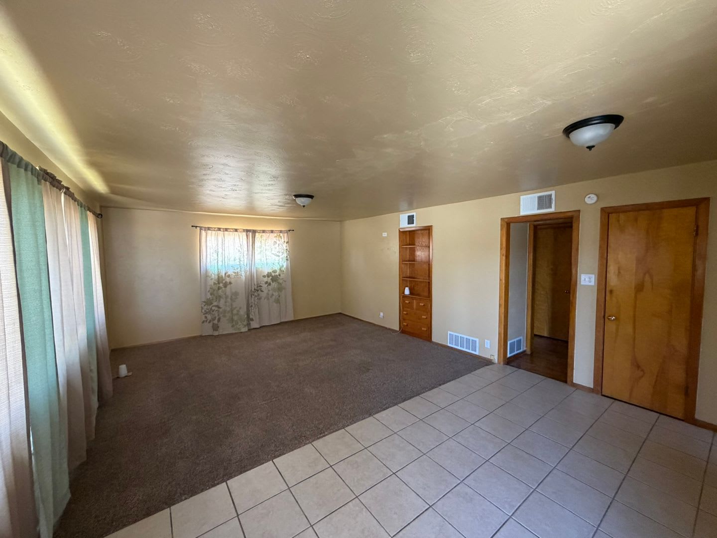 3 Bed 2 Bath Home w/ Detached Garage – photo 2