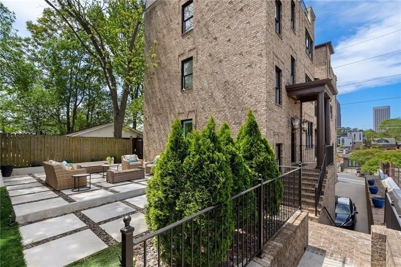 631 Boulevard NE – photo 5