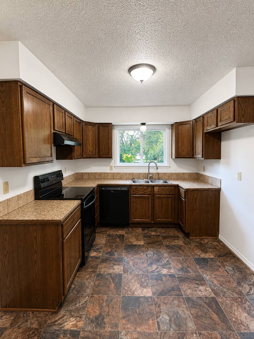 Spacious 3-Bedroom Home with Garage & Fenced Yard! – photo 4