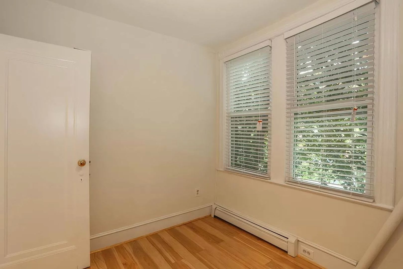 Wonderful Two Bed + Den West End Abode! Parking Available! – photo 3