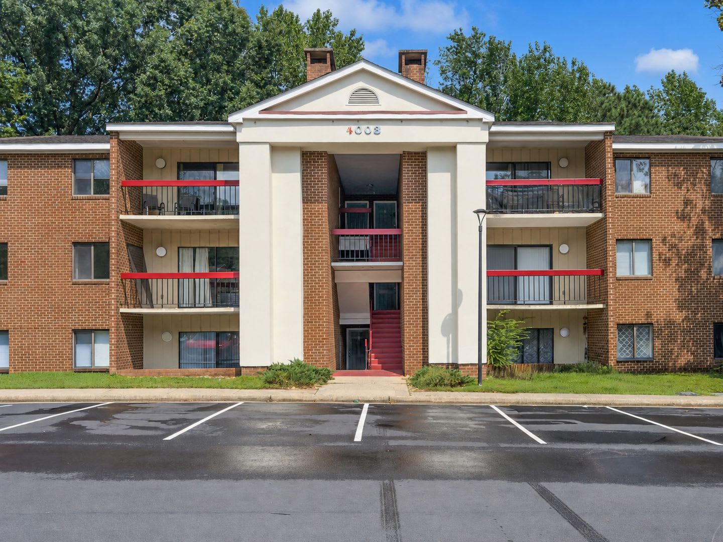 Beautiful 2 bed condo Near Newtown – photo 1