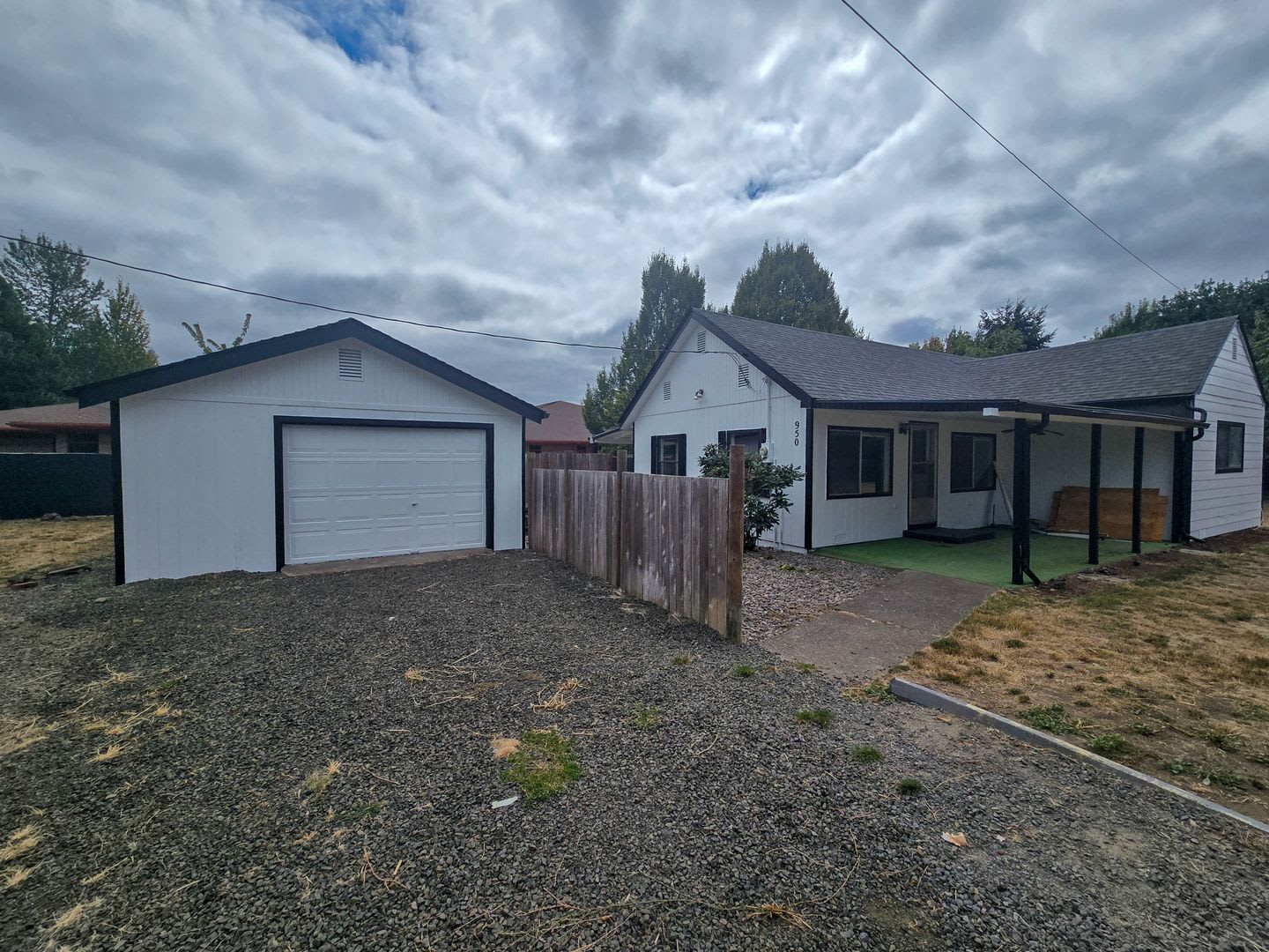 RENT SPECIAL: $750 Off First Full Month's Rent With One Year Lease! ~ Marks 950 – photo 1