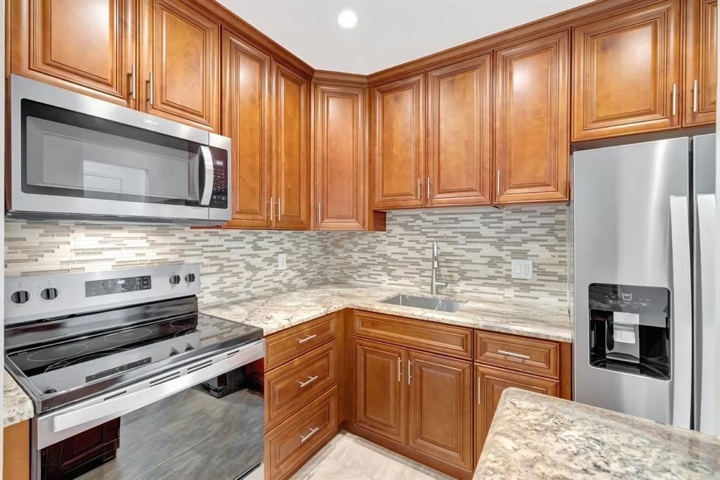 2400 NE 33rd Avenue – photo 3