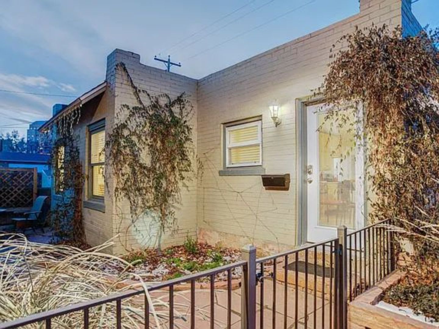 Perfect for someone wanting a great location and low maintenance – photo 1