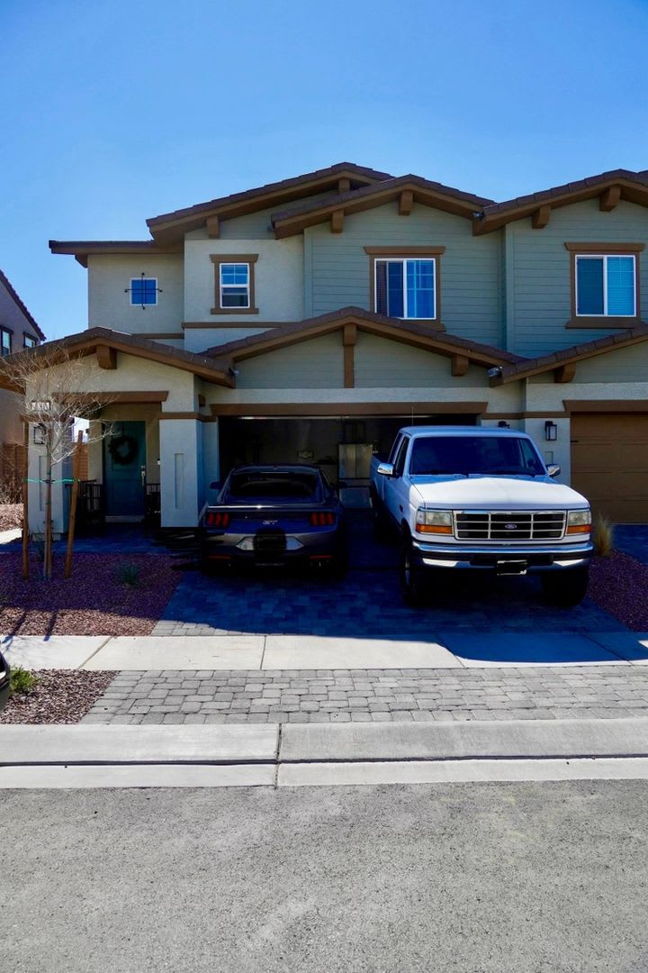 Charming 3BR Townhome in Henderson – photo 1