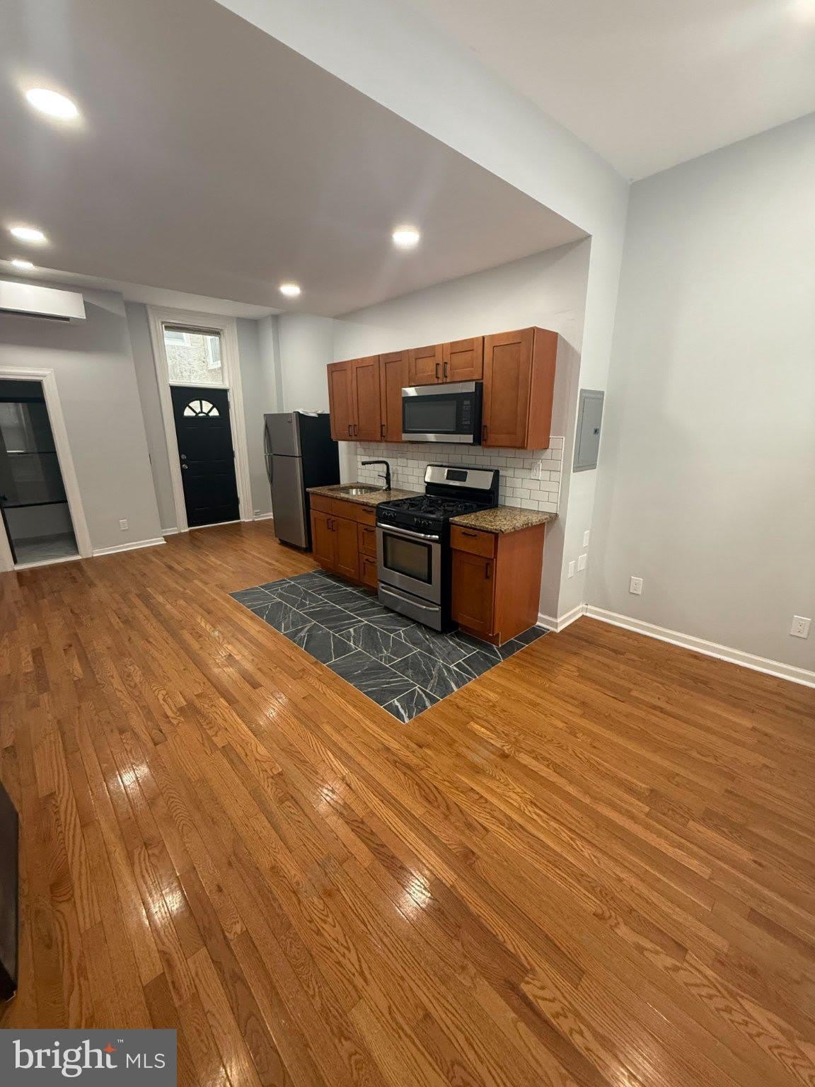 1734 W GIRARD Avenue – photo 2