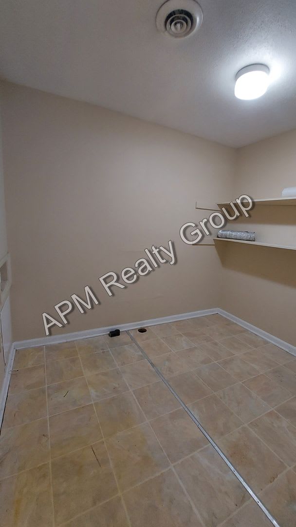 Three bedroom home in Southeast Columbia – photo 4