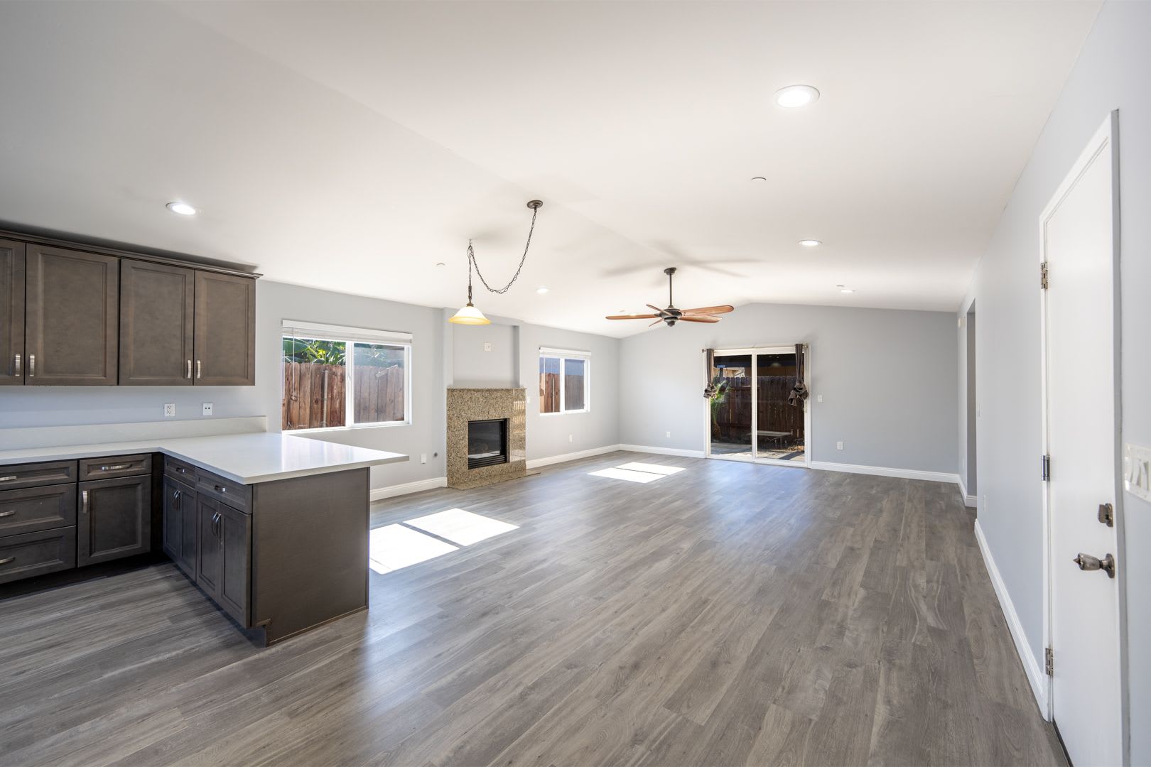 Large 3bd/2ba Detached House with Garage and AC! – photo 4