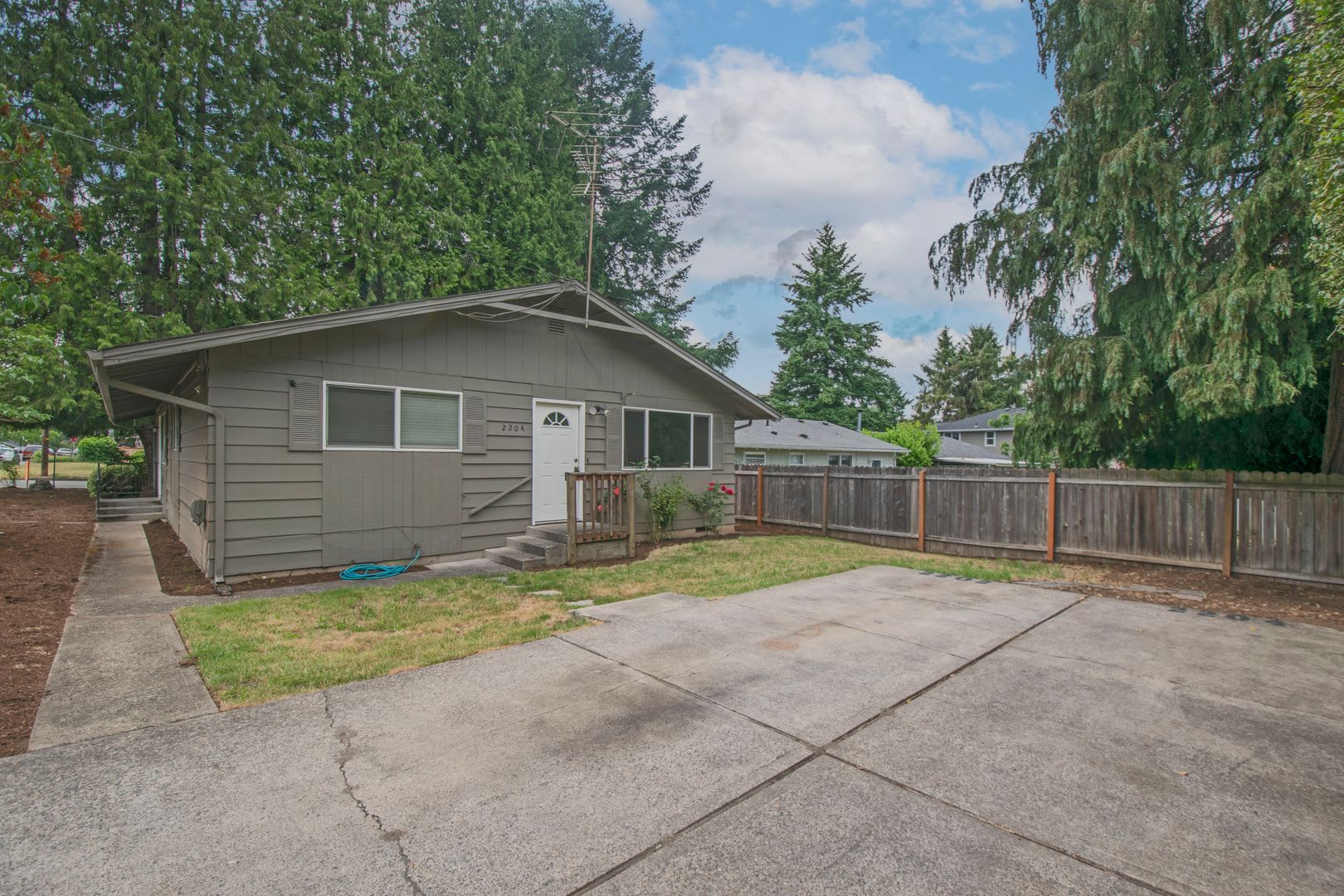 Cozy 2BD Duplex With Driveway Parking In Rose Village Neighborhood! – photo 2