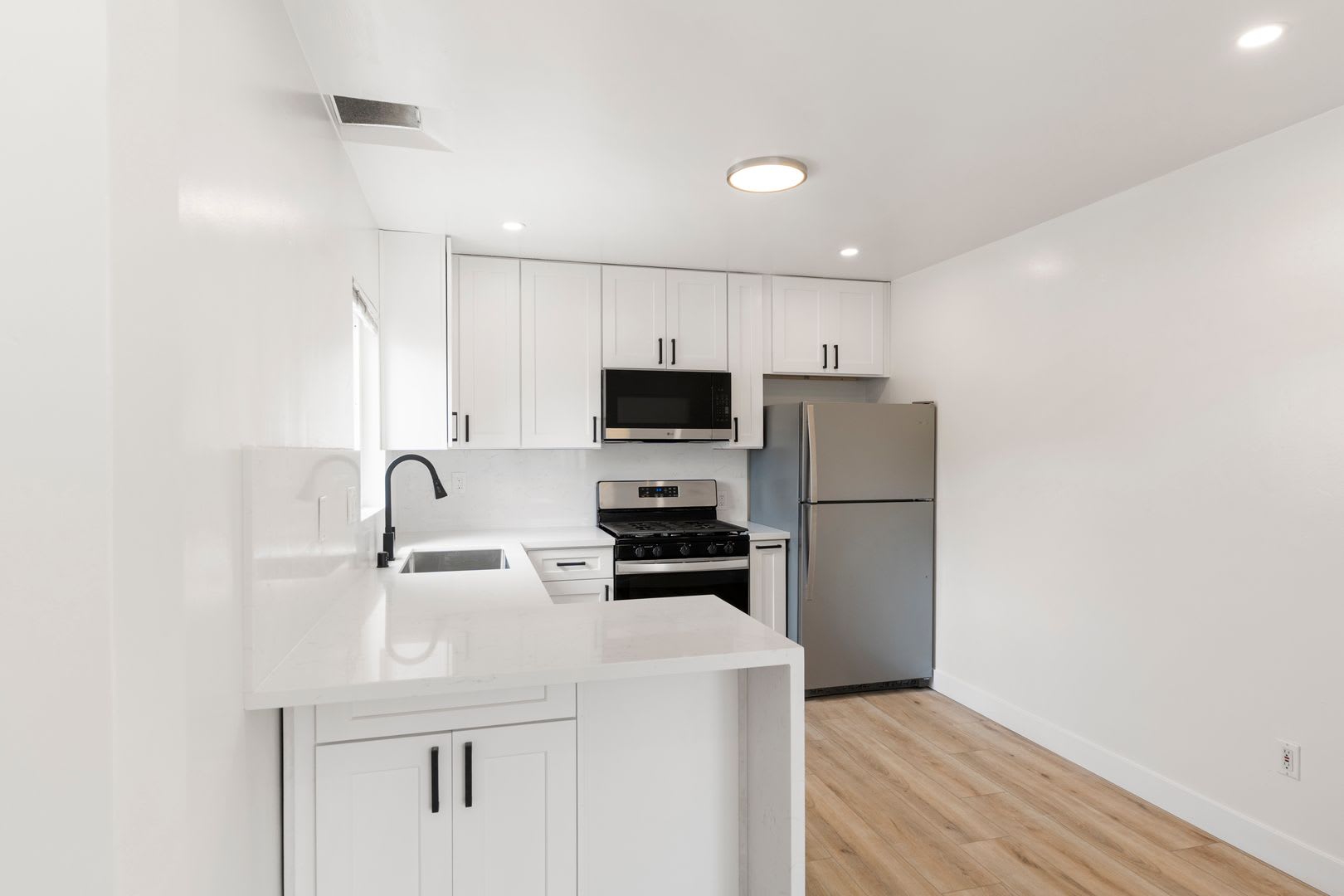 228-230 Elm Ave – photo 3