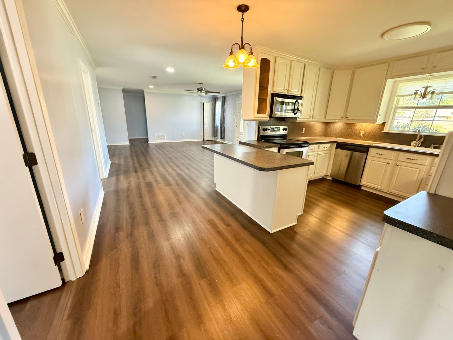Spacious, Updated 3-bed/2-bath! – photo 3