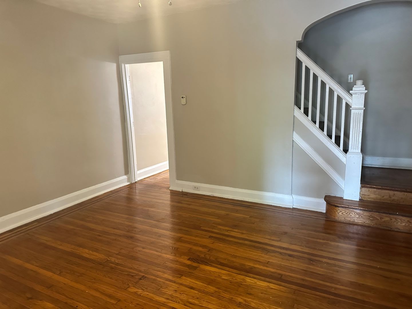Spacious Rooms! Finished Basement! W/D! Available Now! – photo 2